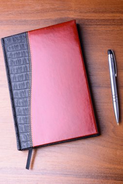 defter ve kalem masaya.