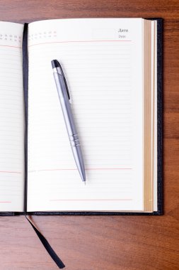 defter ve kalem masaya.