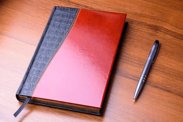 Anteckningsbok och penna på bordet — Stockfoto