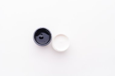 항아리에 붓 페인트