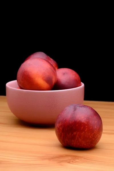 Nectarinas maduras na mesa — Fotografia de Stock
