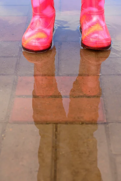 La chica con botas rosas saltando en charcos — Foto de Stock