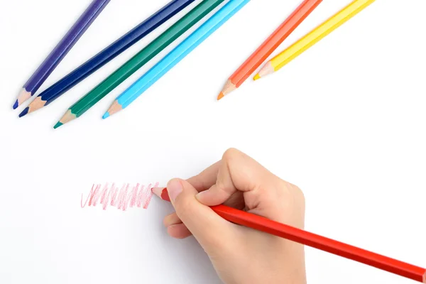 Ragazza dipinge un arcobaleno di matite colorate — Foto Stock