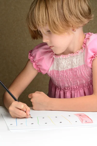 Girl draws with crayons — Stock Photo, Image