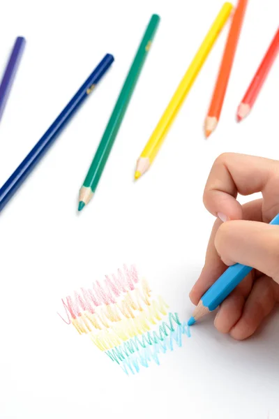 Ragazza dipinge un arcobaleno di matite colorate — Foto Stock