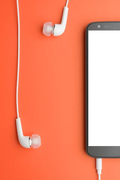 Smartphone s připojená sluchátka — Stock fotografie
