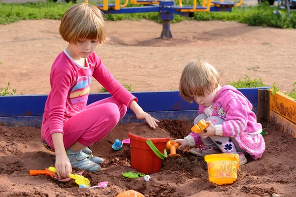 Kumda oynayan kızlar