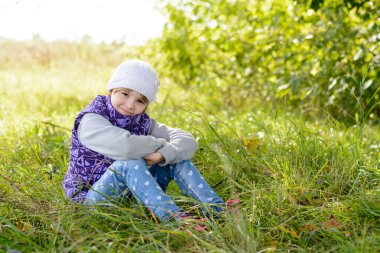 çimlerde oturan çocuk