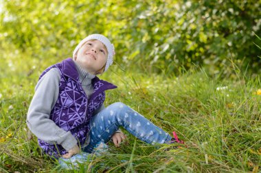 çimlerde oturan çocuk