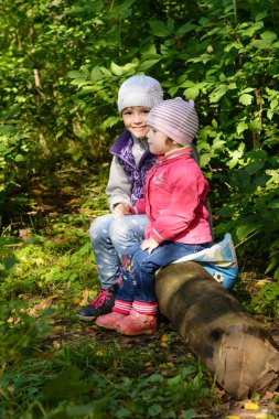 Çocuk düşmüş bir ağaç üzerinde oturmak