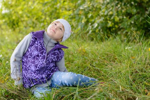 Bambino seduto sull'erba — Foto Stock