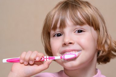 diş fırçası ile dişlerini fırçalama kız