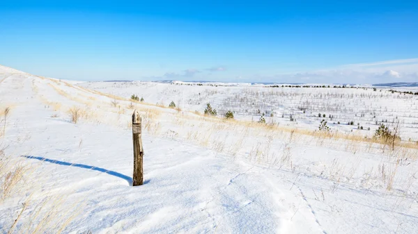 Vedere panoramică a dealurilor acoperite de zăpadă — Fotografie, imagine de stoc