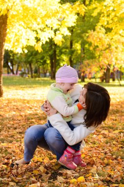 Parkta sarılma bir bebek ile anne