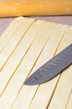 Kagit üzerinde hamur şeritler halinde kesin