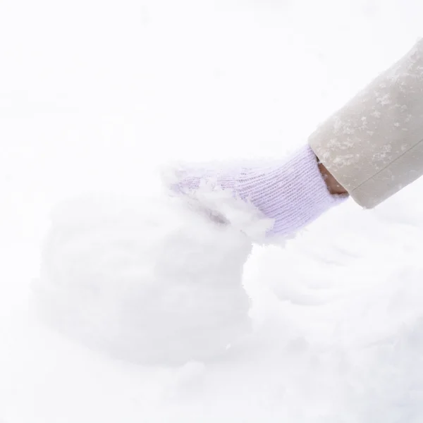 Mano nei guanti e nella neve — Foto Stock