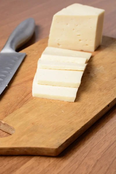 Formaggio tagliato su una tavola di legno — Foto Stock