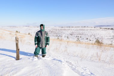 Genç adam tepenin üstünde duruyor