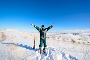 Genç adam tepenin üstüne atlama