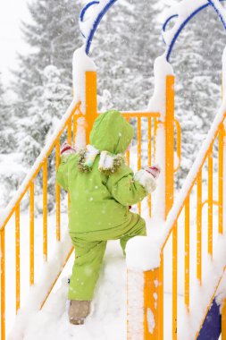 İlk kar ile oynayan küçük çocuk