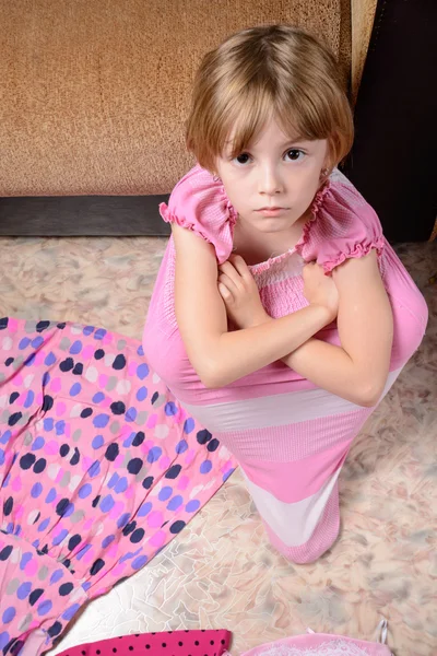 Дівчина не може вибрати сукню — стокове фото
