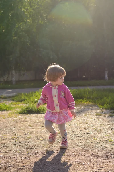 La petite fille dans une veste rose court — Photo