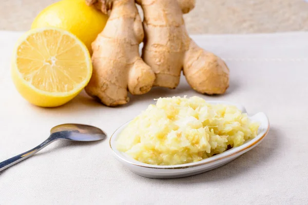 Blandning av riven ingefära och citron — Stockfoto