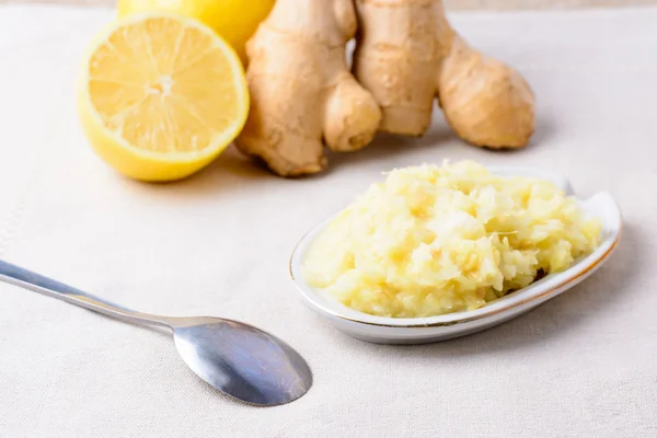 Blandning av riven ingefära och citron — Stockfoto