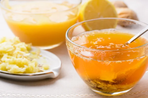 Tasse de thé au citron, miel et gingembre — Photo