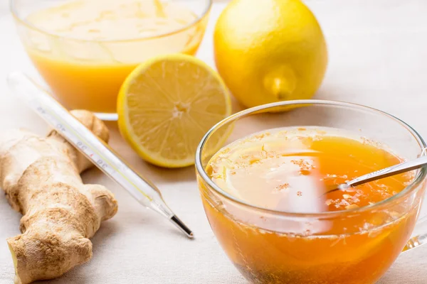 Чашка чаю з лимоном, медом та імбиром — стокове фото