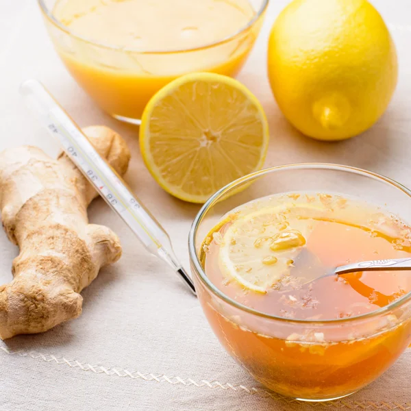 Secangkir teh dengan lemon, madu dan jahe — Stok Foto