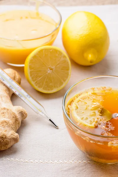 Tasse de thé au citron, miel et gingembre — Photo