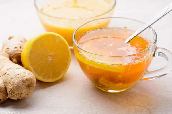 Secangkir teh dengan lemon, madu dan jahe — Stok Foto