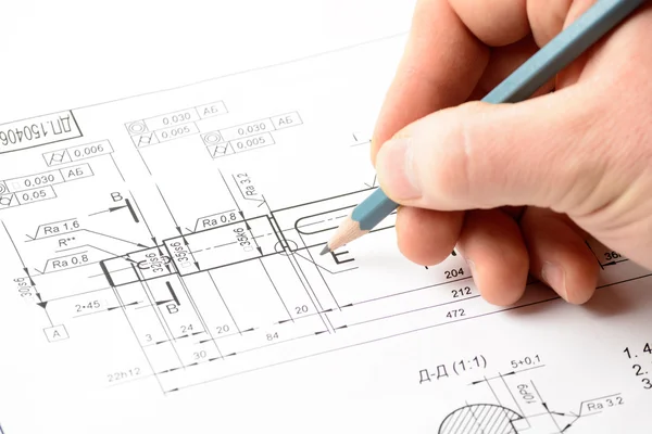 図面に鉛筆を持つ男の手 — ストック写真