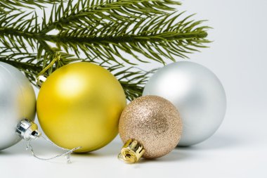 Oyuncaklar ve çam dalları