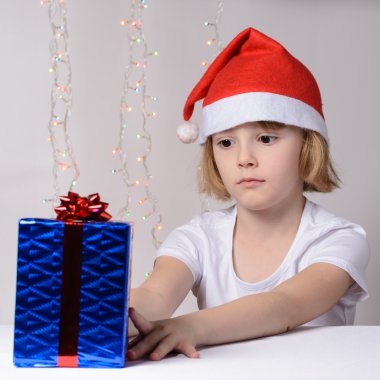 Küçük kız yeni yıl hediye paketleri