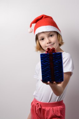 Noel hediyeli küçük kız