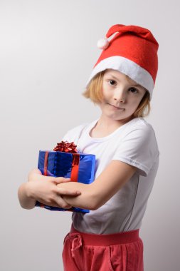 Noel hediyeli küçük kız