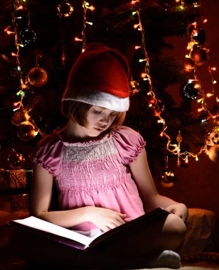 Gönüllülük a kitap Noel ağacı yanında küçük kız