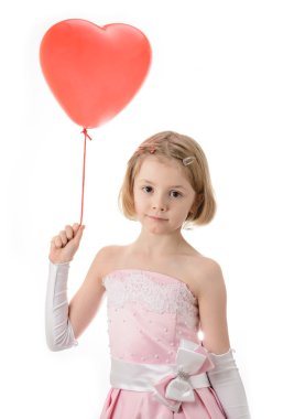 Bir balon holding pembe elbiseli küçük kız