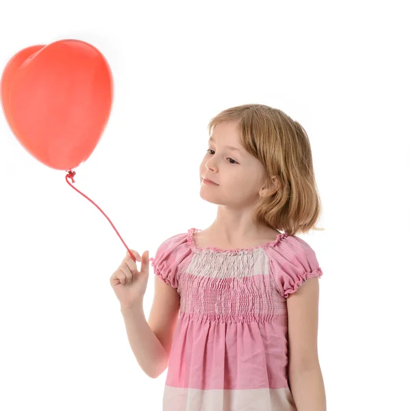 Petite fille en robe rose tenant un ballon — Photo