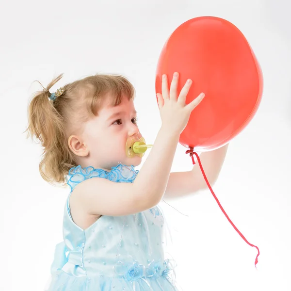 Dziewczynka w niebieskim stroju trzymając balon — Zdjęcie stockowe