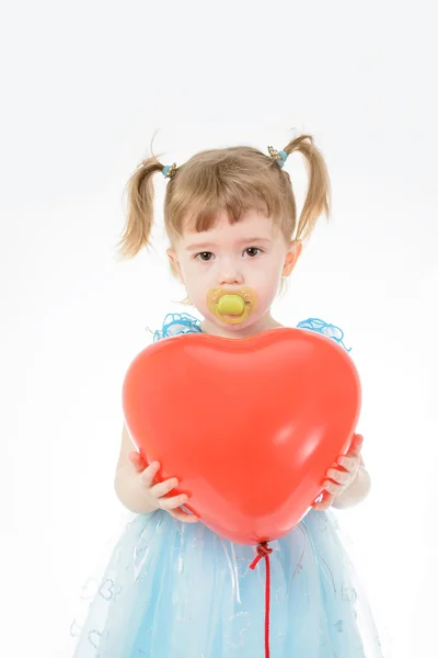 Petite fille en robe bleue tenant un ballon — Photo