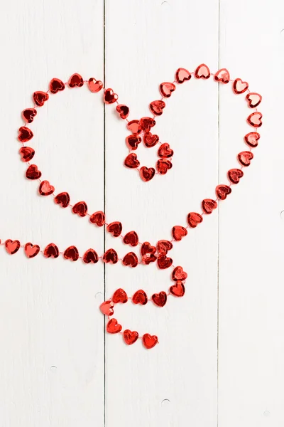 Фигура в форме красной сердечной цепи — стоковое фото