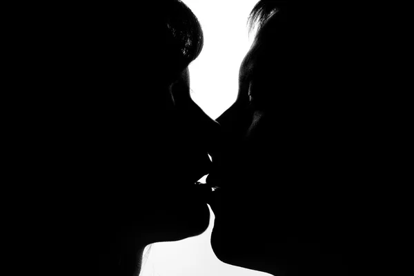 Siyah ve beyaz siluetleri aşık çiftler — Stok fotoğraf