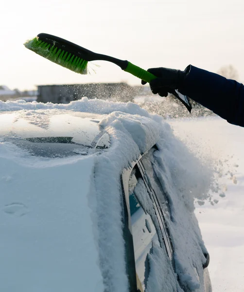 Jongeman reinigt sneeuw uit auto — Stockfoto