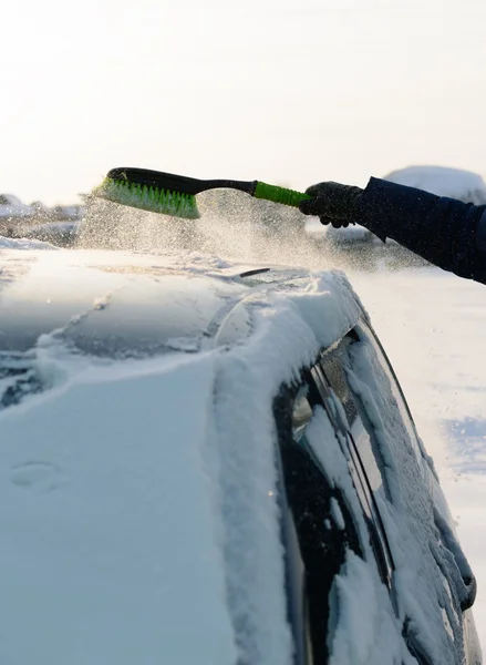 Jongeman reinigt sneeuw uit auto — Stockfoto