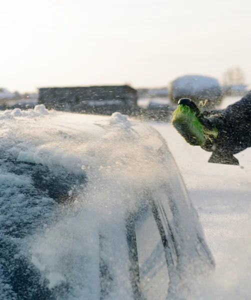 Jongeman reinigt sneeuw uit auto — Stockfoto