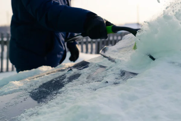 Fiatalember, tisztítja a hó, autó — Stock Fotó