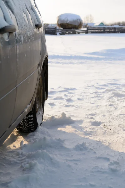 Inverno in auto nel villaggio — Foto Stock